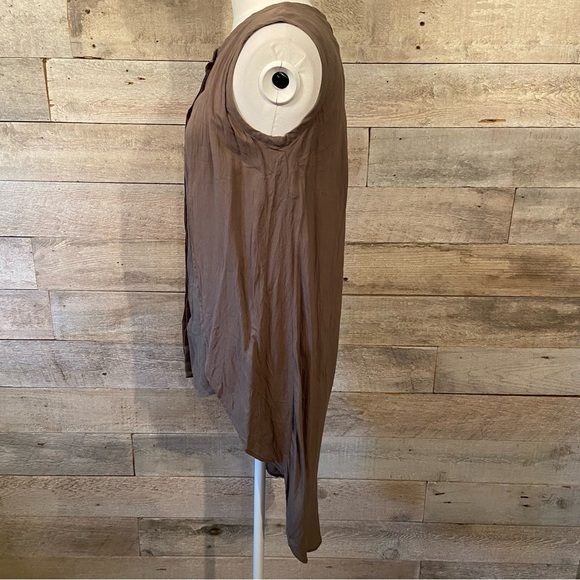 Laura Ashley women’s beige coloured hi low button blouse in size 4 - Picture 2 of 10